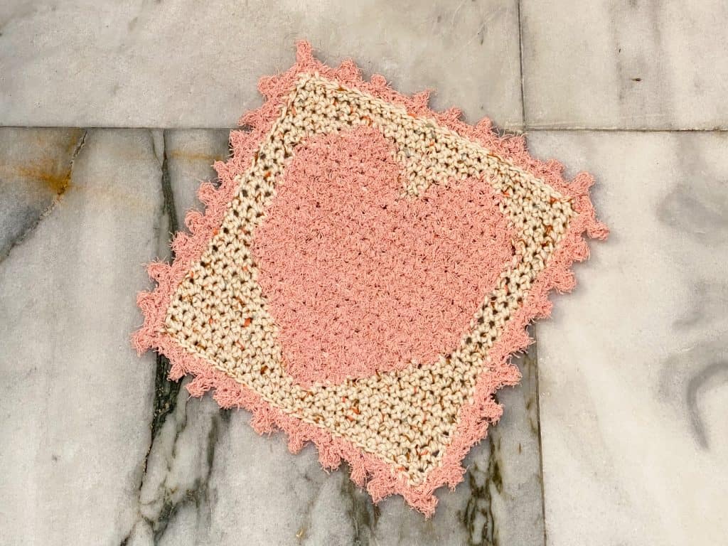 Spruce up your kitchen or bathroom with this free beginner crochet pattern perfect for Valentine's Day. Using I Love this Cotton and Red Heart Scrubby (heart) yarns.
